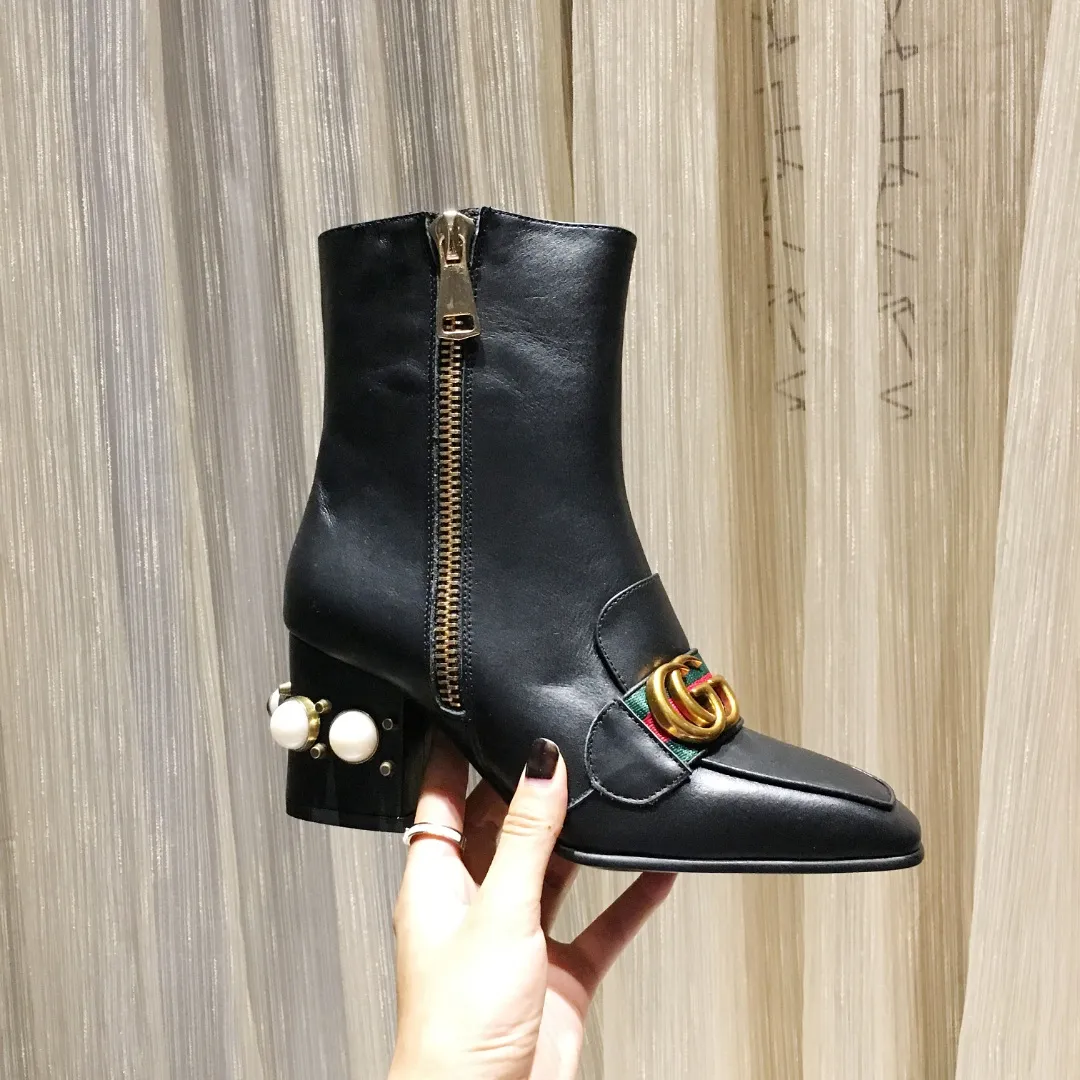 👟👟Ex-factory price 540👟👟 Classic version of GUCCI [Lightning] [Lightning] The latest autumn and winter new style 7-inch short boots [Love] The must-sell model in the picture above [Love] The original shoe last effect is great [Strong] The heel is also the original shoe 1:1 big pearl that fits the heel 100% 👻 Not the cheap small pearl on the market 🎉 The imported fabric is full-grain cowhide 🎁The texture is very beautiful💝Pay special attention to the fact that the inner pads are all imported sheepskin. The heel height is 7 cm. 35--40 in full package.
